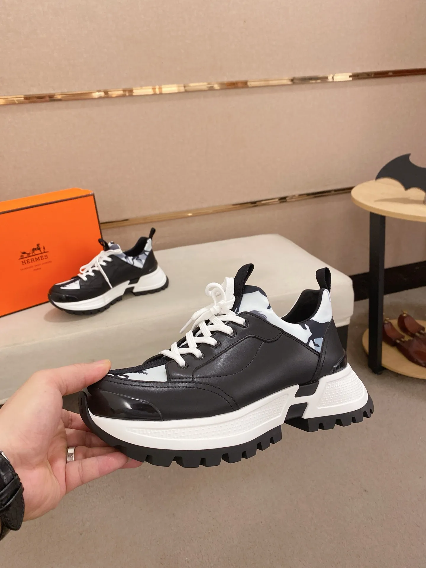 Men's clothing and shoes💰: 600💰《HERMES》【Classic original order·Version】Hermès; top 🔝purchasing agent🔍🔍men's latest 🇺🇸 counter sales simultaneously, imported from Italy original ▲▲cowhide ▲▲ (high-end, nobility, class) ) Exquisite workmanship (Italian 🇮🇹 imported water-dyed 🐂 cowhide lining) sole: original sole provided by the original factory, ⚠️exclusive double-layer activity·TPR·rubber·combined molded outsole; super comfortable·wear-resistant·non-slip·environmental protection The real thing is more beautiful if you take the real thing (high quality, follow the order). You can enter and exit the counter at will * Number of yards: 38-44 (can be customized 45-46, non-returnable)